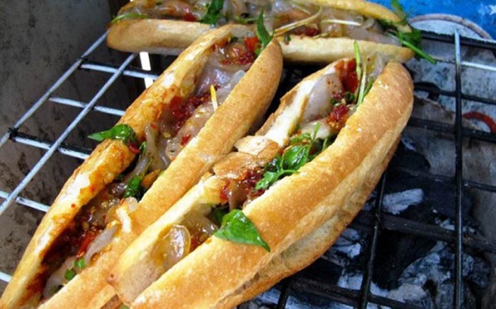 Description: Bánh mì bột lọc thơm ngon nức tiếng tại khu chợ Đồng Hới (Ảnh: Sổ tay du lịch)