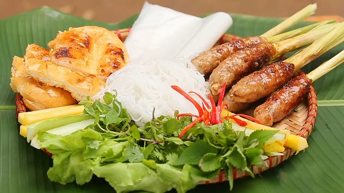 Description: Nem lụi nướng ăn kèm với rau sống cực kỳ thơm ngon (Ảnh: Foody.vn)
